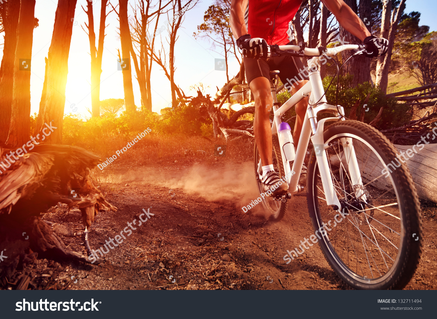 山地自行车骑车人骑单轨道日出现役运动员从事