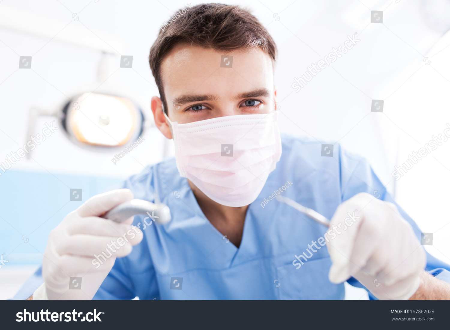 请登录 预览大图 牙医拿牙科工具 原标题 dentist holding dental
