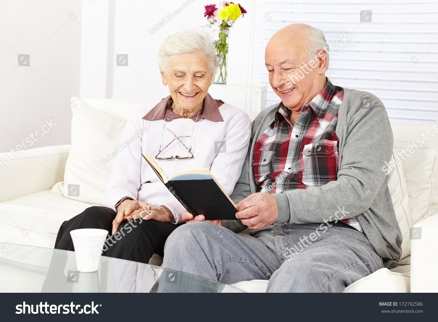 老年人夫妇一起在家里读一本书-医疗保健,人物