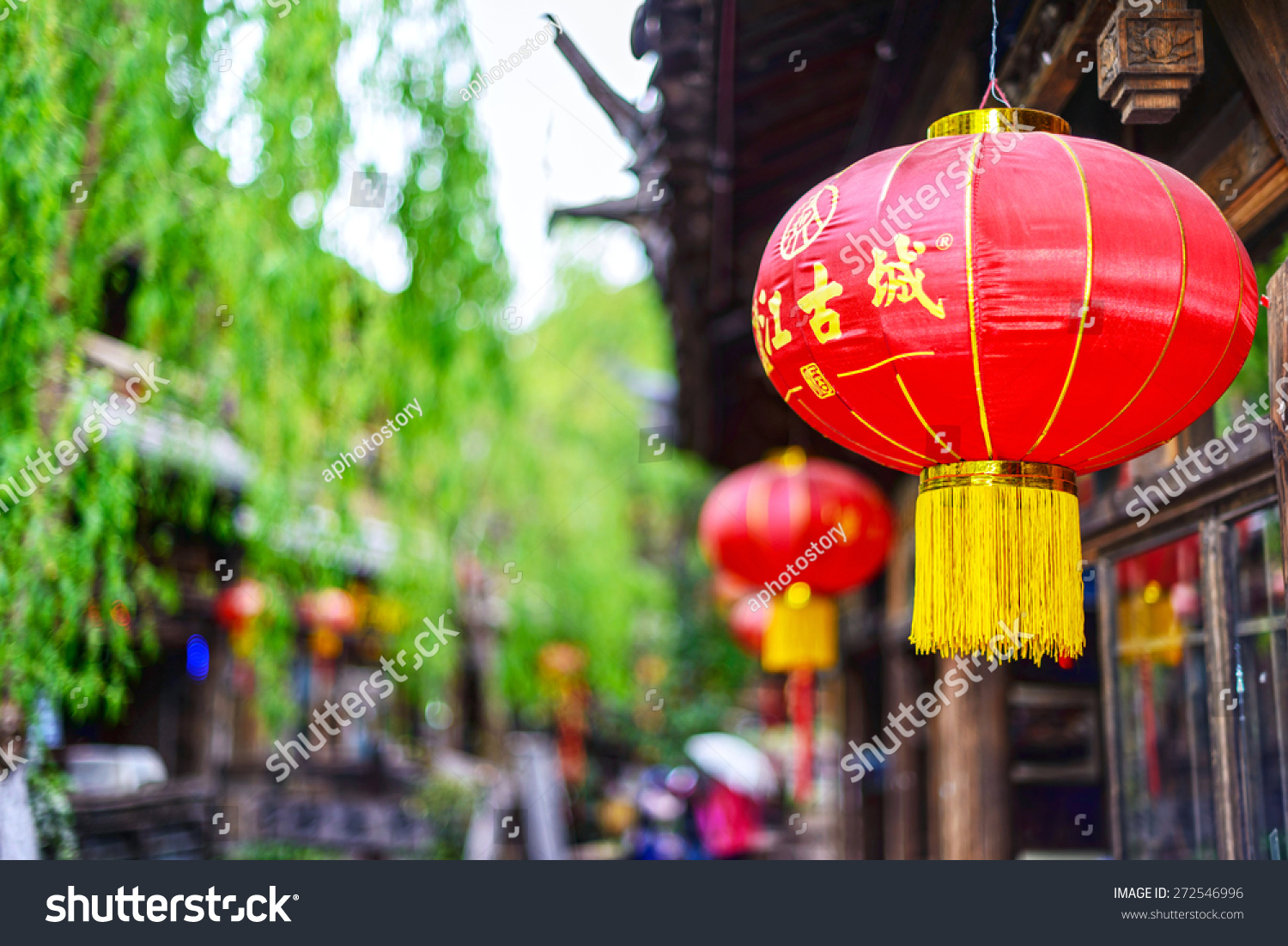 中国丽江- 2014年3月30日:中国灯笼。灯笼上的