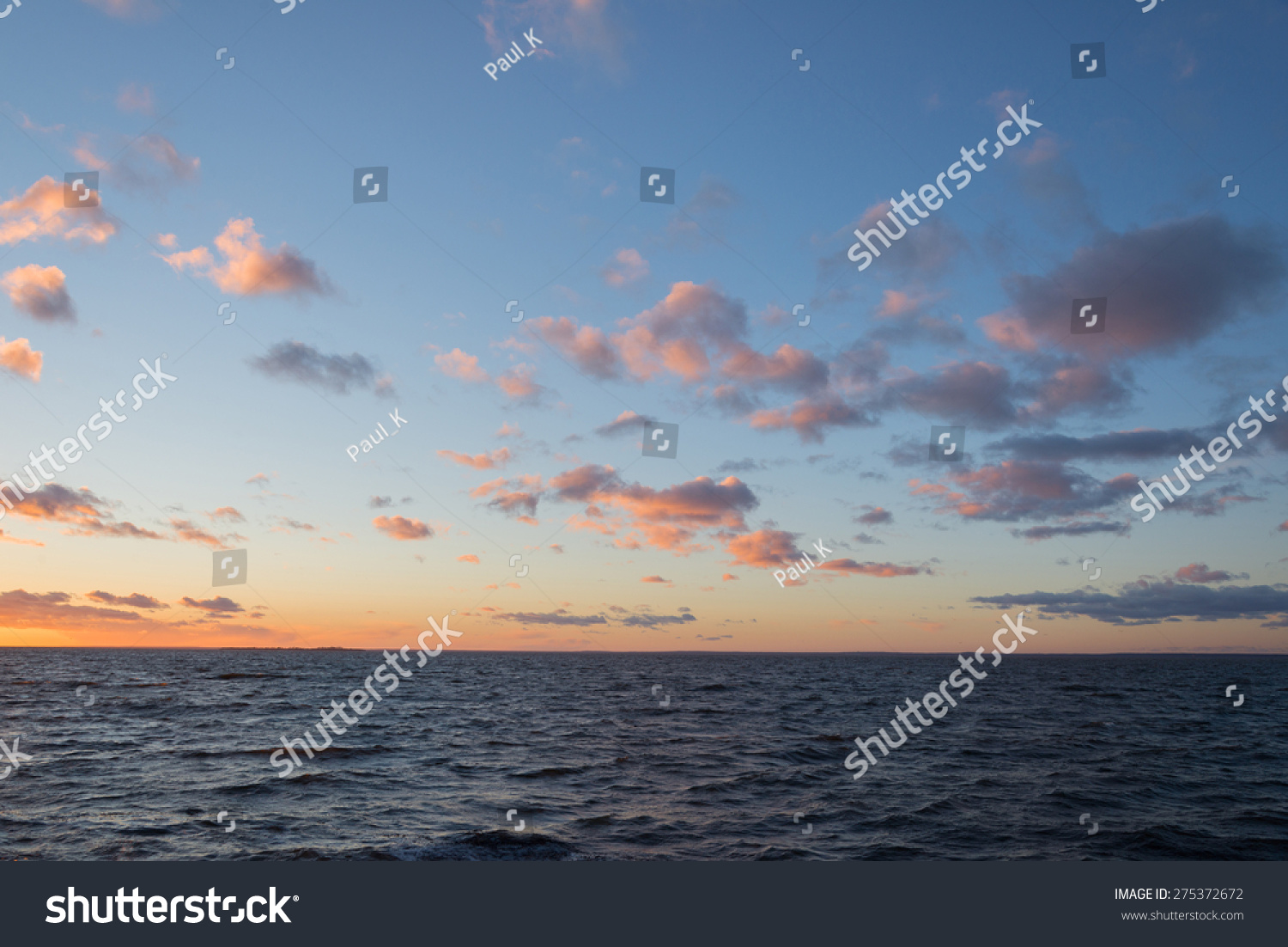美丽的海洋景观在北欧日落之后图片