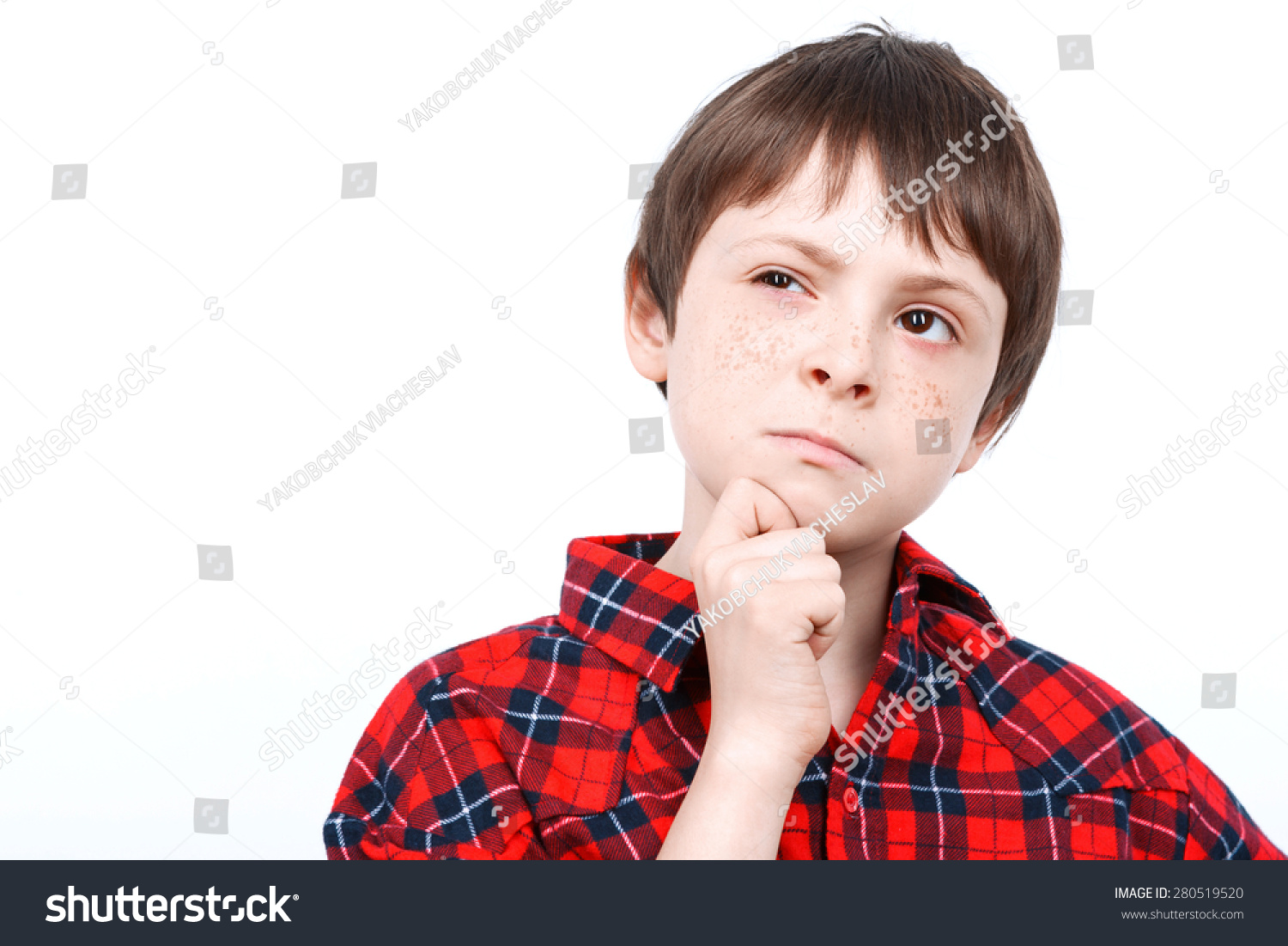 肖像是一个小男孩想穿格子衬衫收起来孤立在白