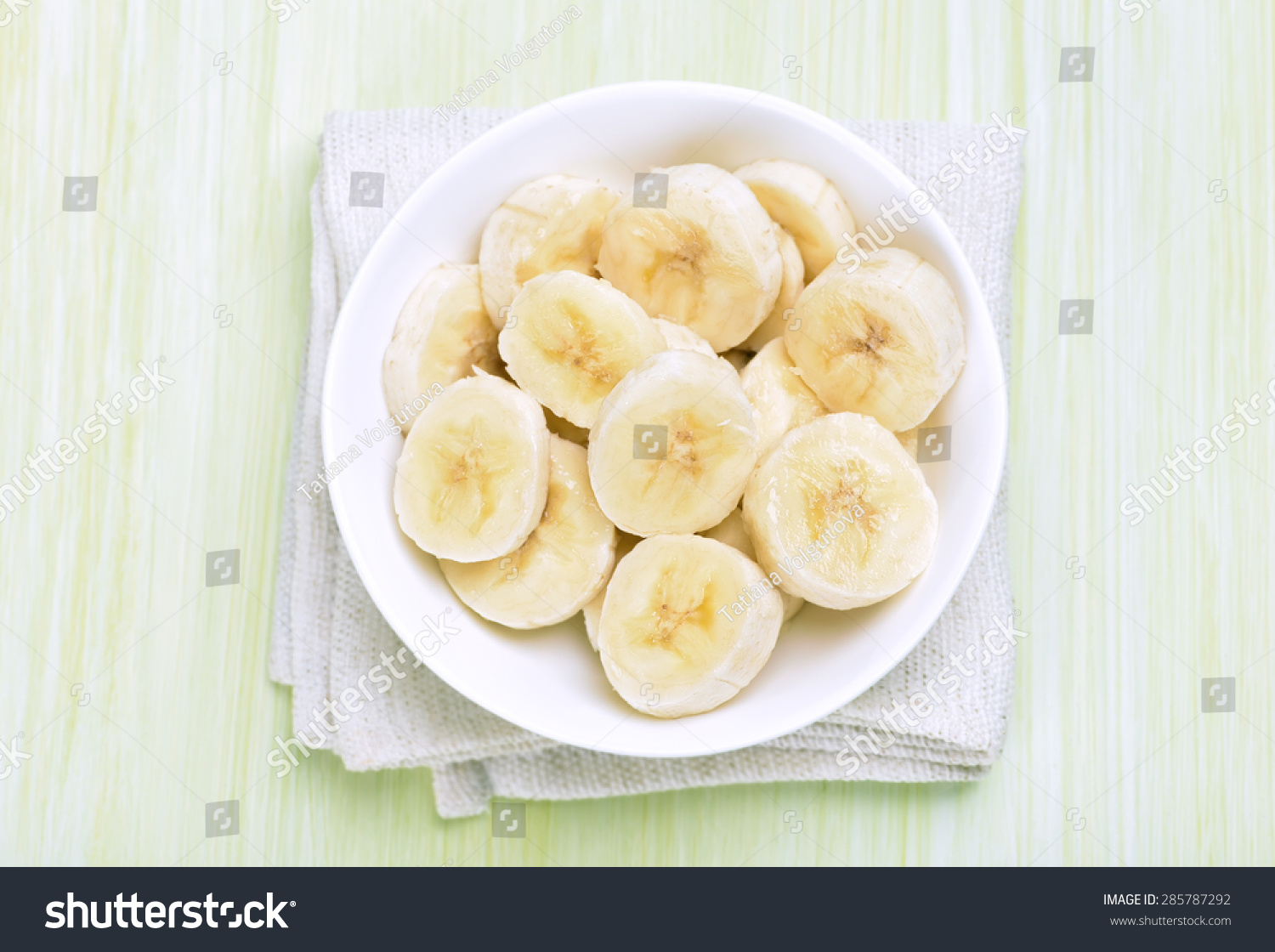 切片香蕉放在碗里,前视图-食品及饮料-海洛创意