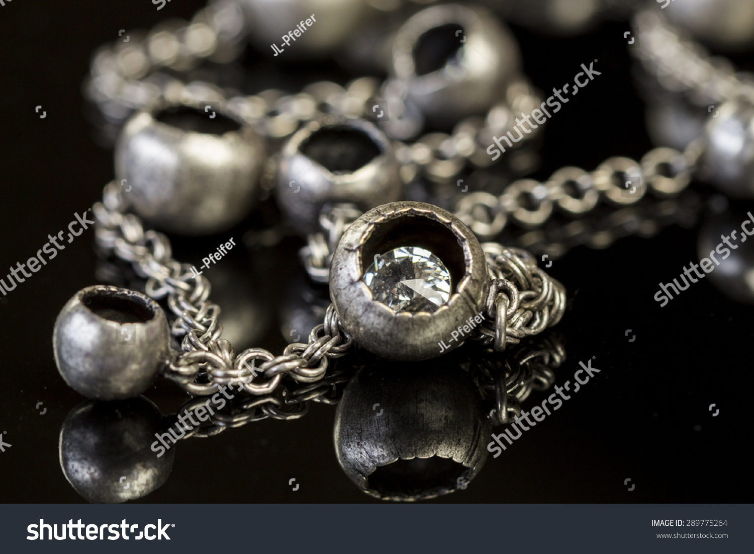什锦银首饰与杂乱的堆不同形状的链接链,水晶