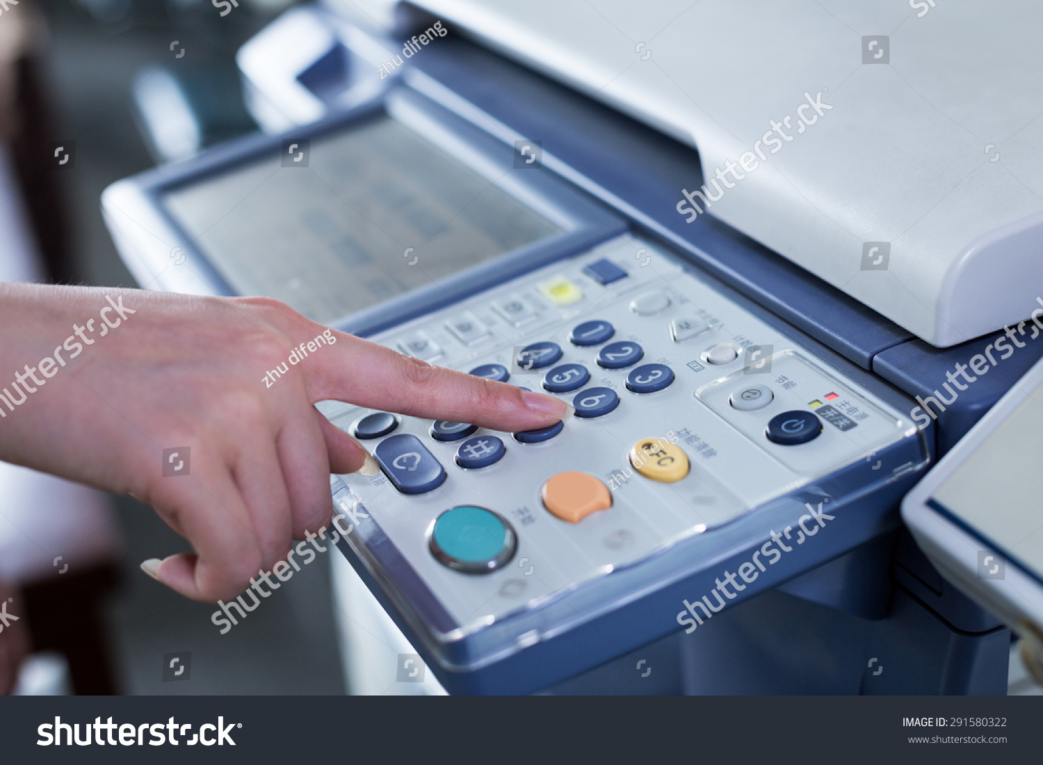 打印机面板上的手按按钮-商业\/金融,科技-海洛