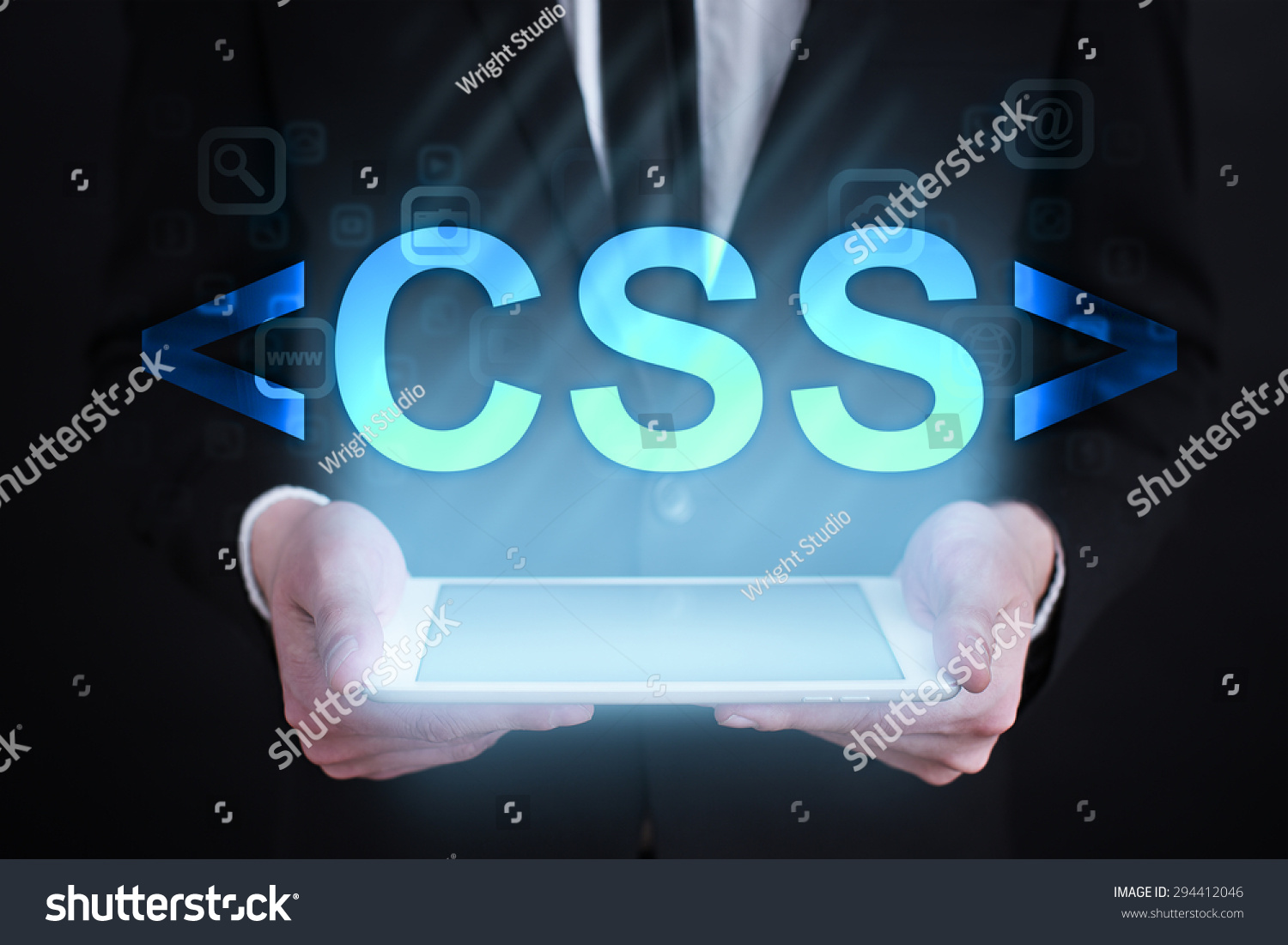 商人拿着平板电脑虚拟屏幕上用CSS文本。网