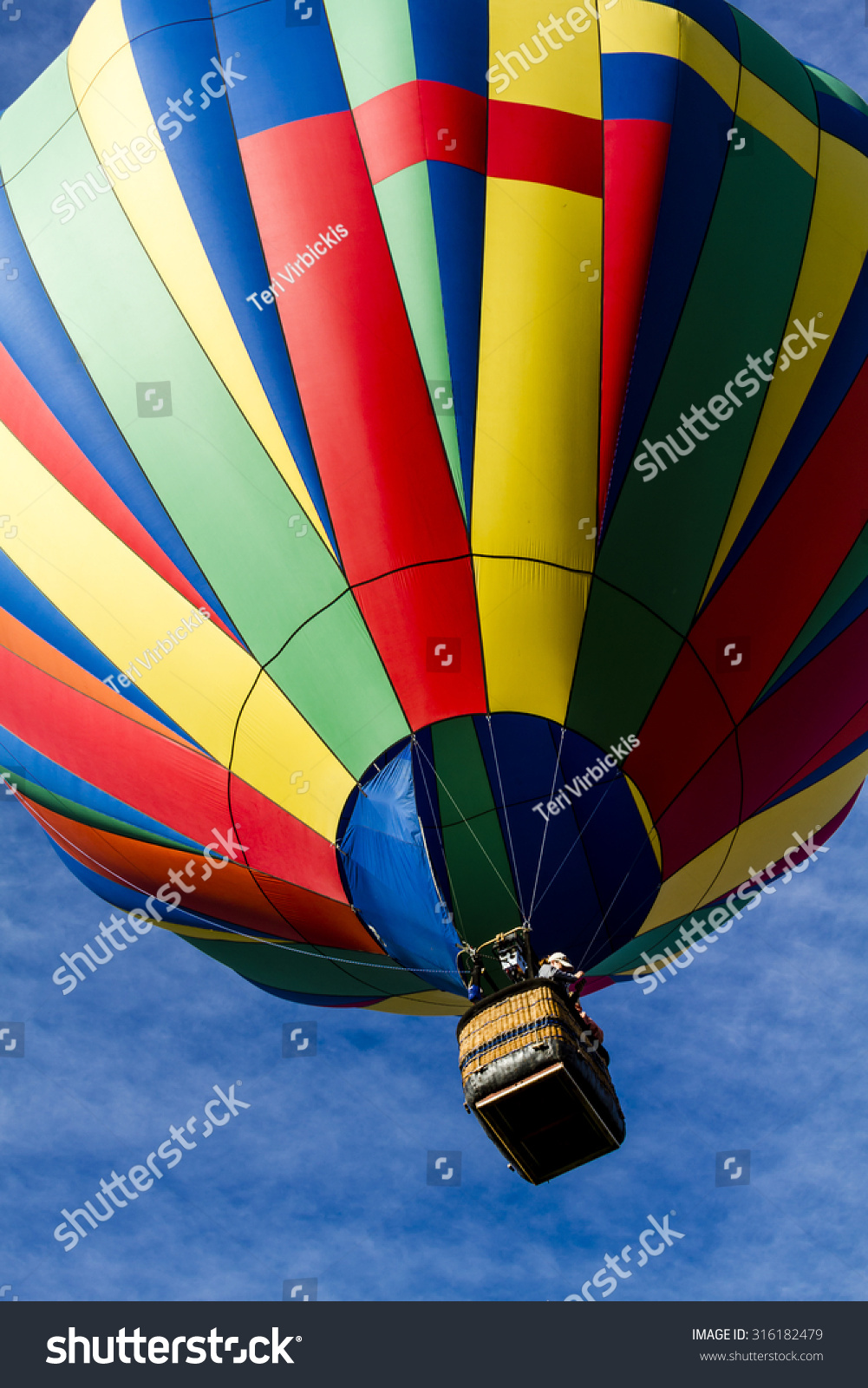 明亮的热空气气球对蓝色的早晨天空刚刚起飞后