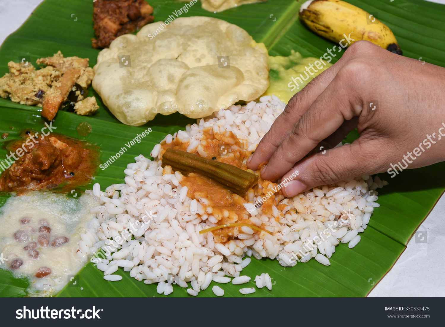 传统是阿南sadhya用手吃饭,煮米饭和咖喱Pari