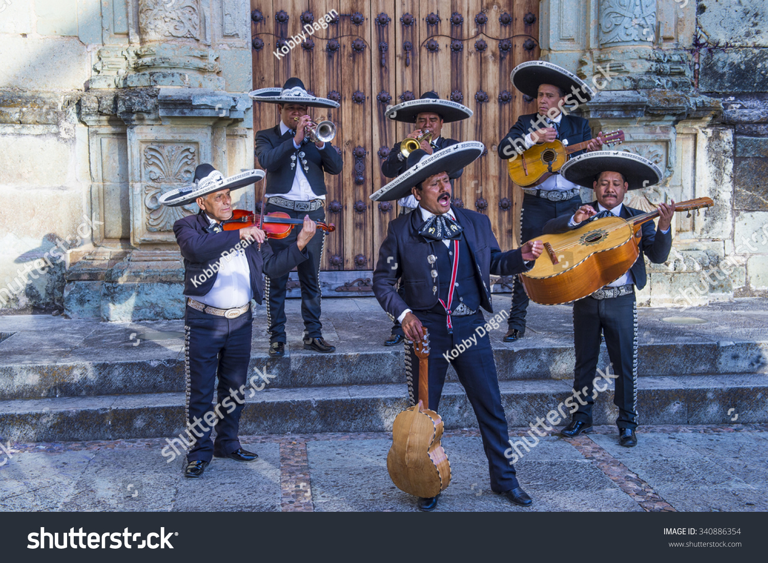 瓦哈卡,墨西哥:11月02 mariachis完成在瓦哈卡,墨西哥