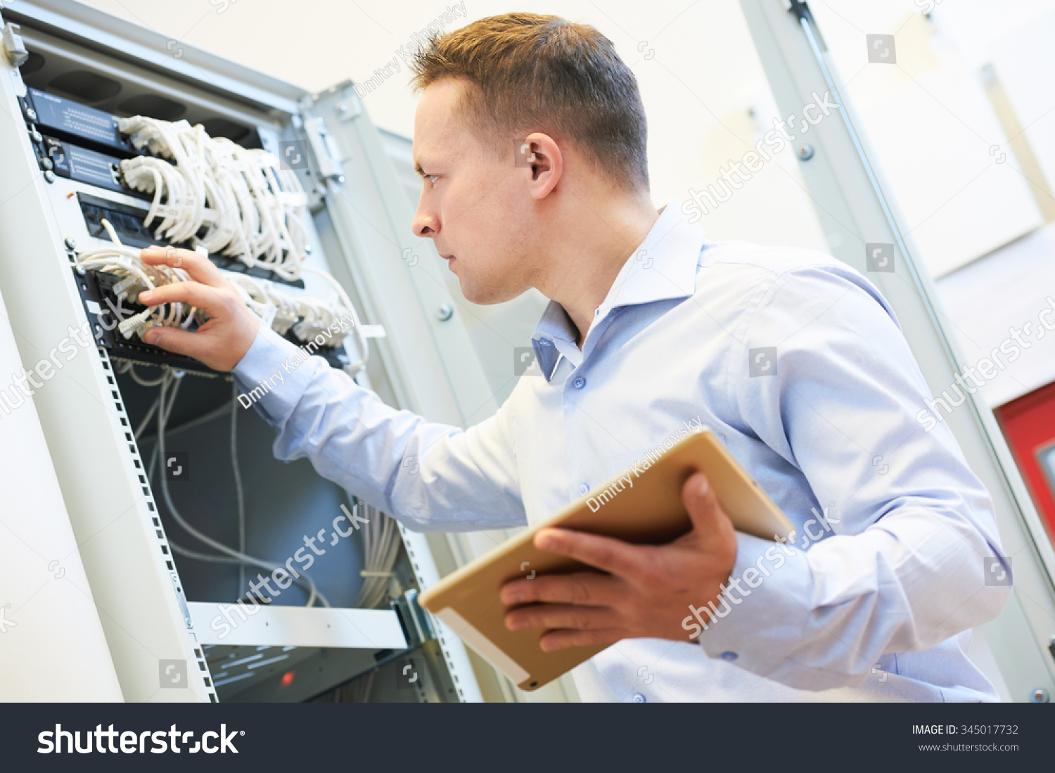 网络服务。网络工程师管理员检查数据中心的服
