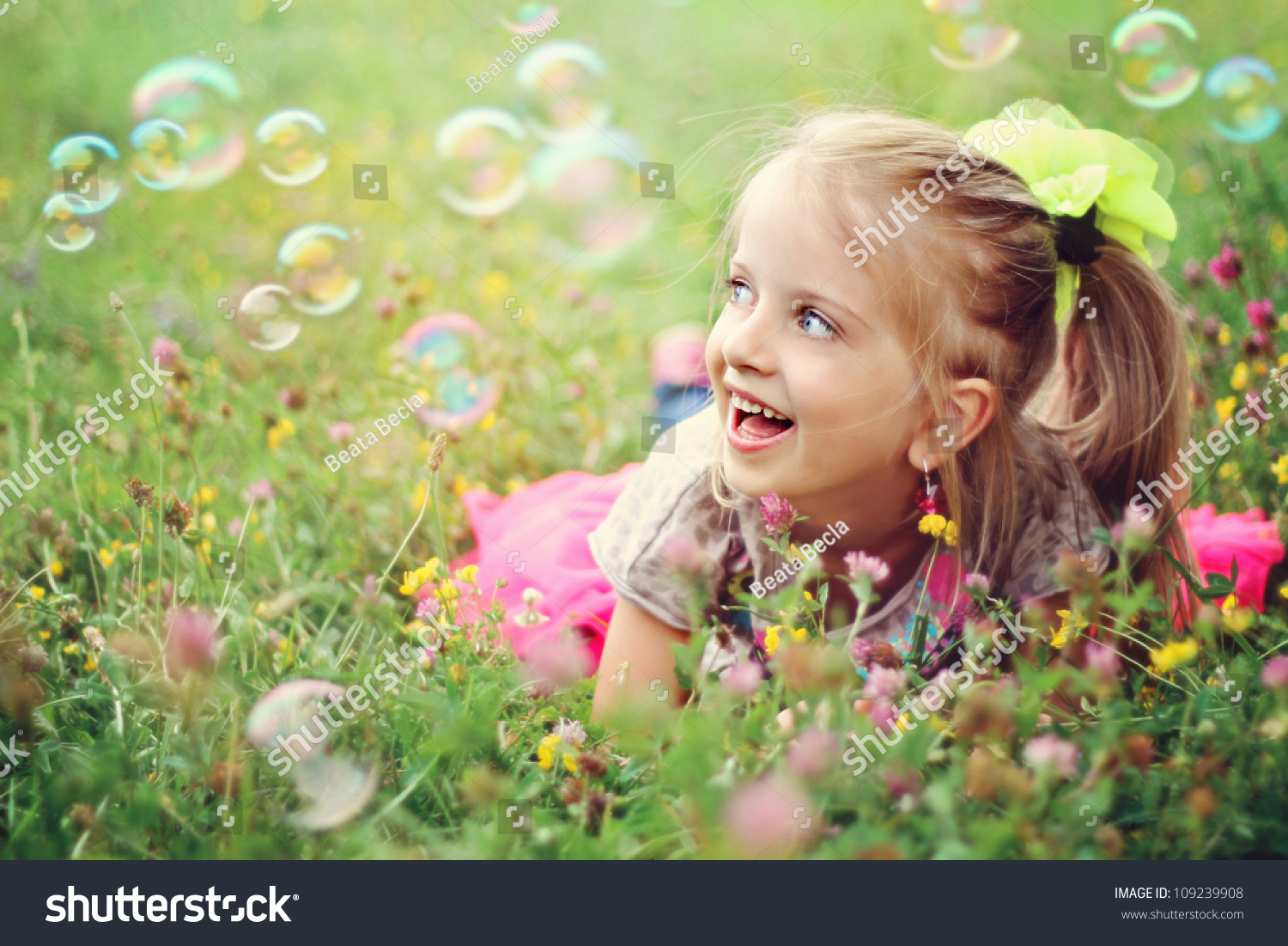 甜蜜,幸福,微笑的六岁女孩躺在草在公园玩泡沫和笑-人物,公园/户外