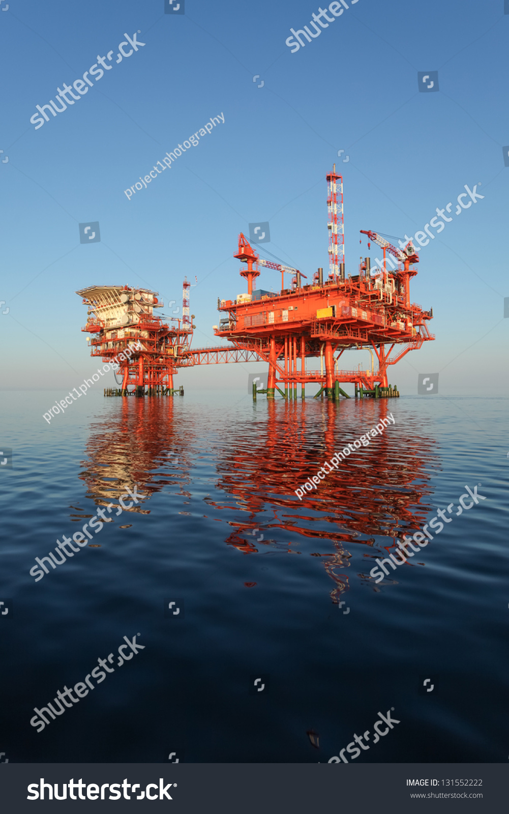 oilrig在升起的太阳