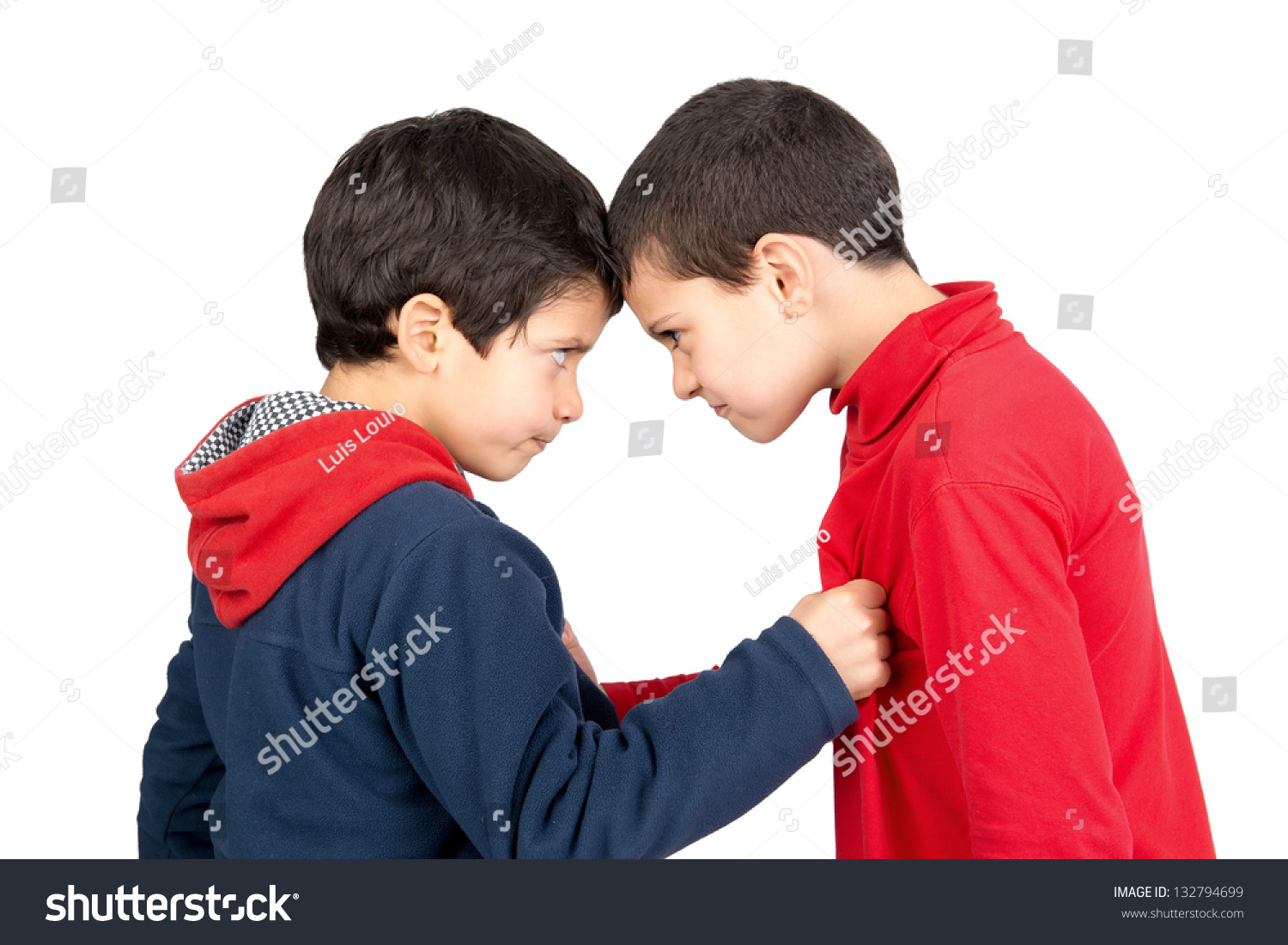 两个男孩打架孤立在白色的