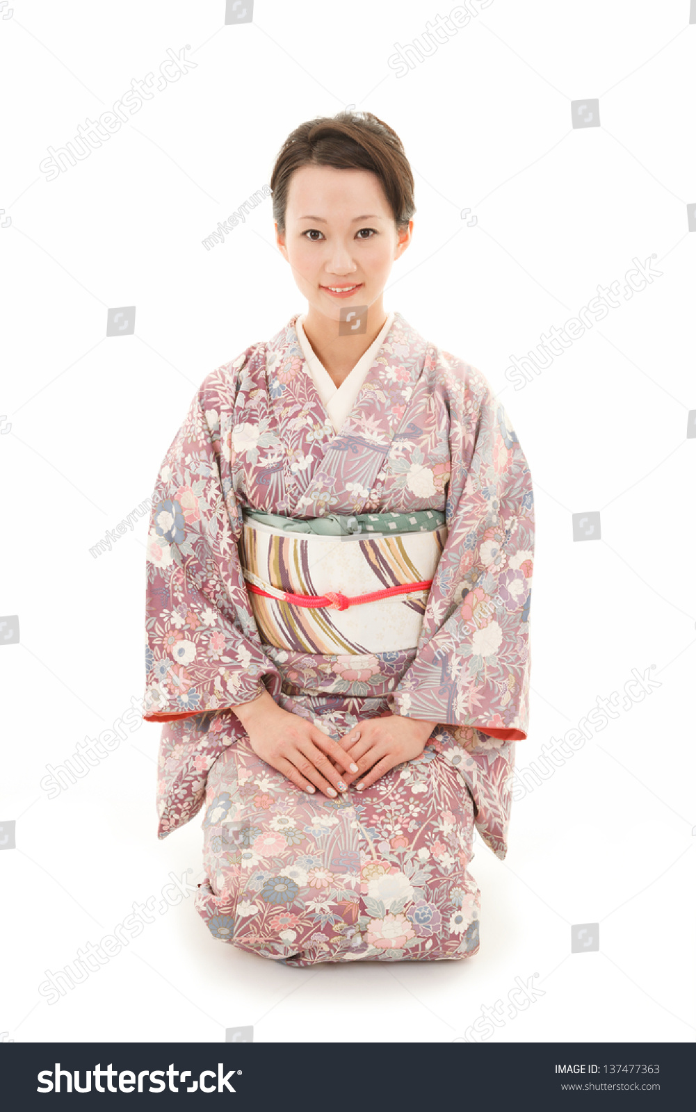美丽的日本和服的女人在白色背景-人物,美容/时装服饰-海洛创意(hello
