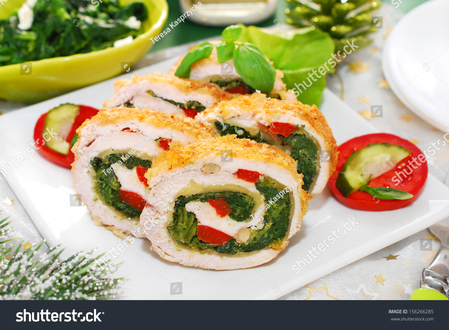 鸡肉与菠菜颤音,奶酪和红辣椒的圣诞晚餐