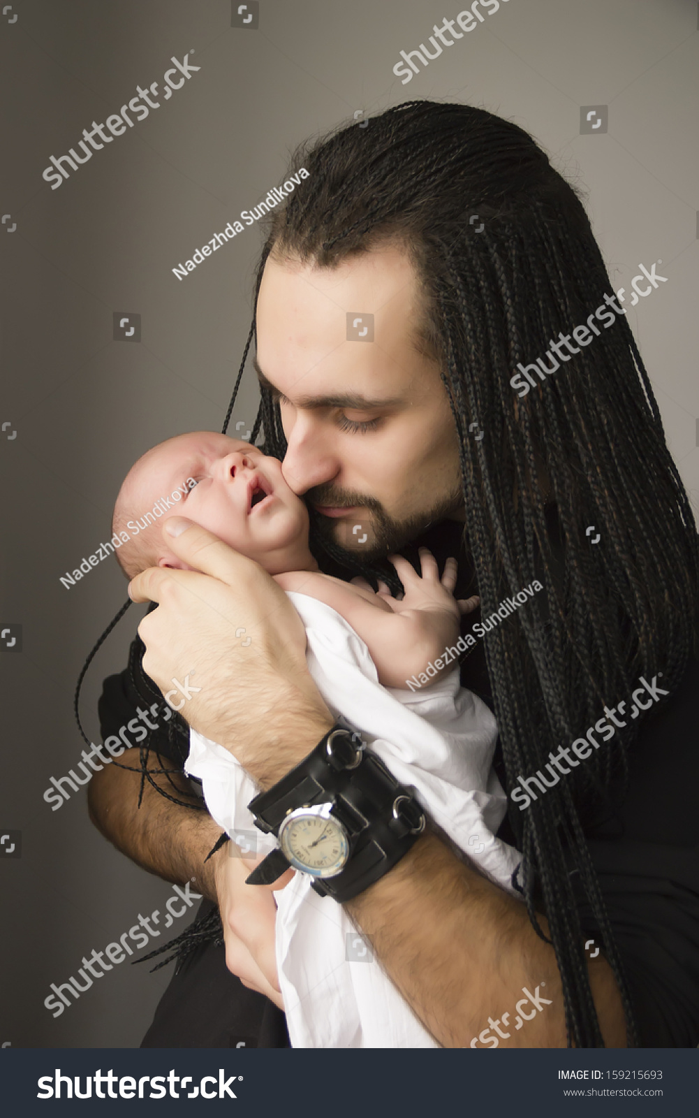 the young father with the baby人们掌握之中有人格雷背景