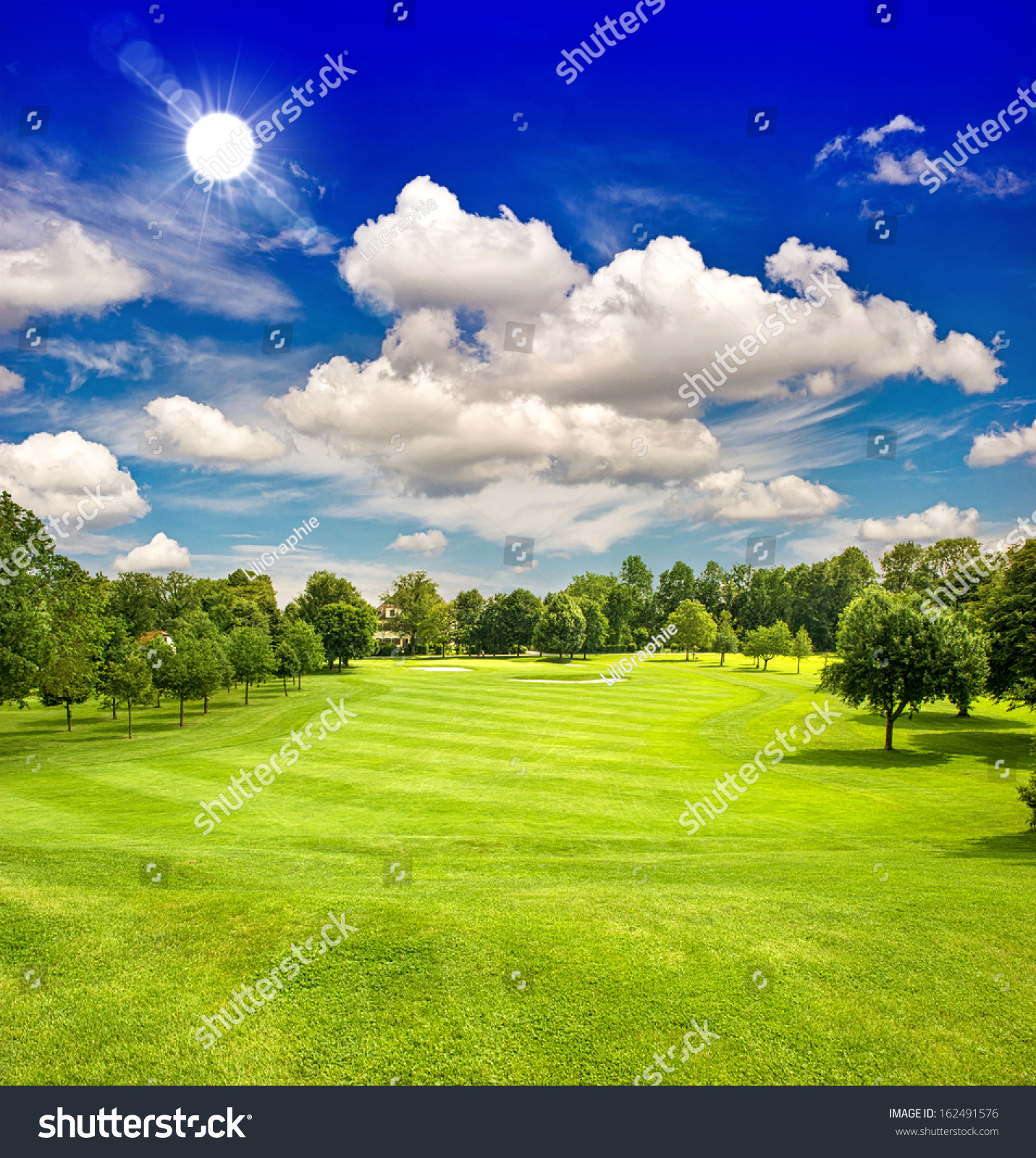 高爾夫球場和藍色陽光明媚的天空.歐洲綠地景觀