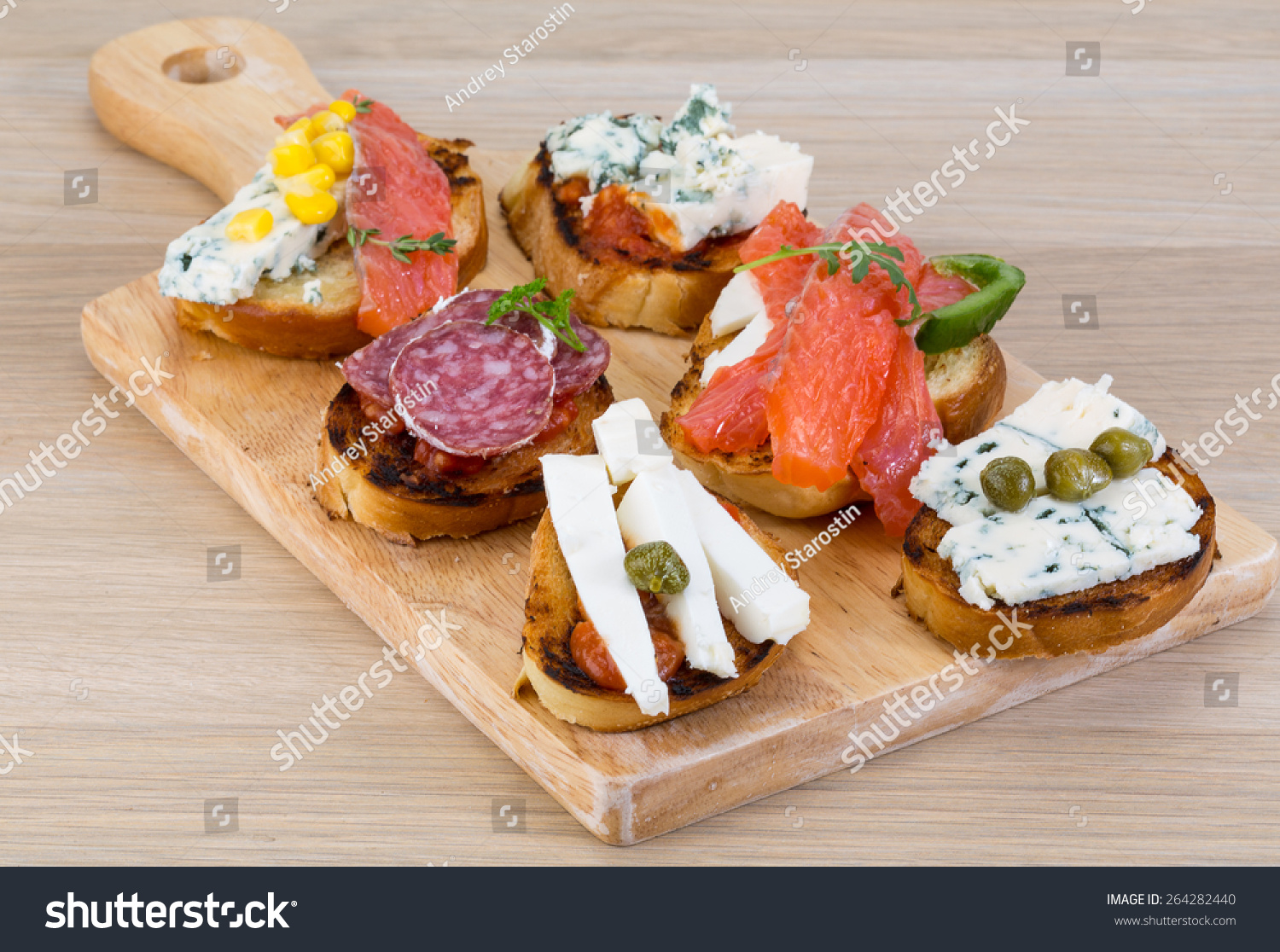 餐前小吃,奶酪,香肠,鲑鱼,番茄和草药-食品及饮料-海洛创意(hellorf)