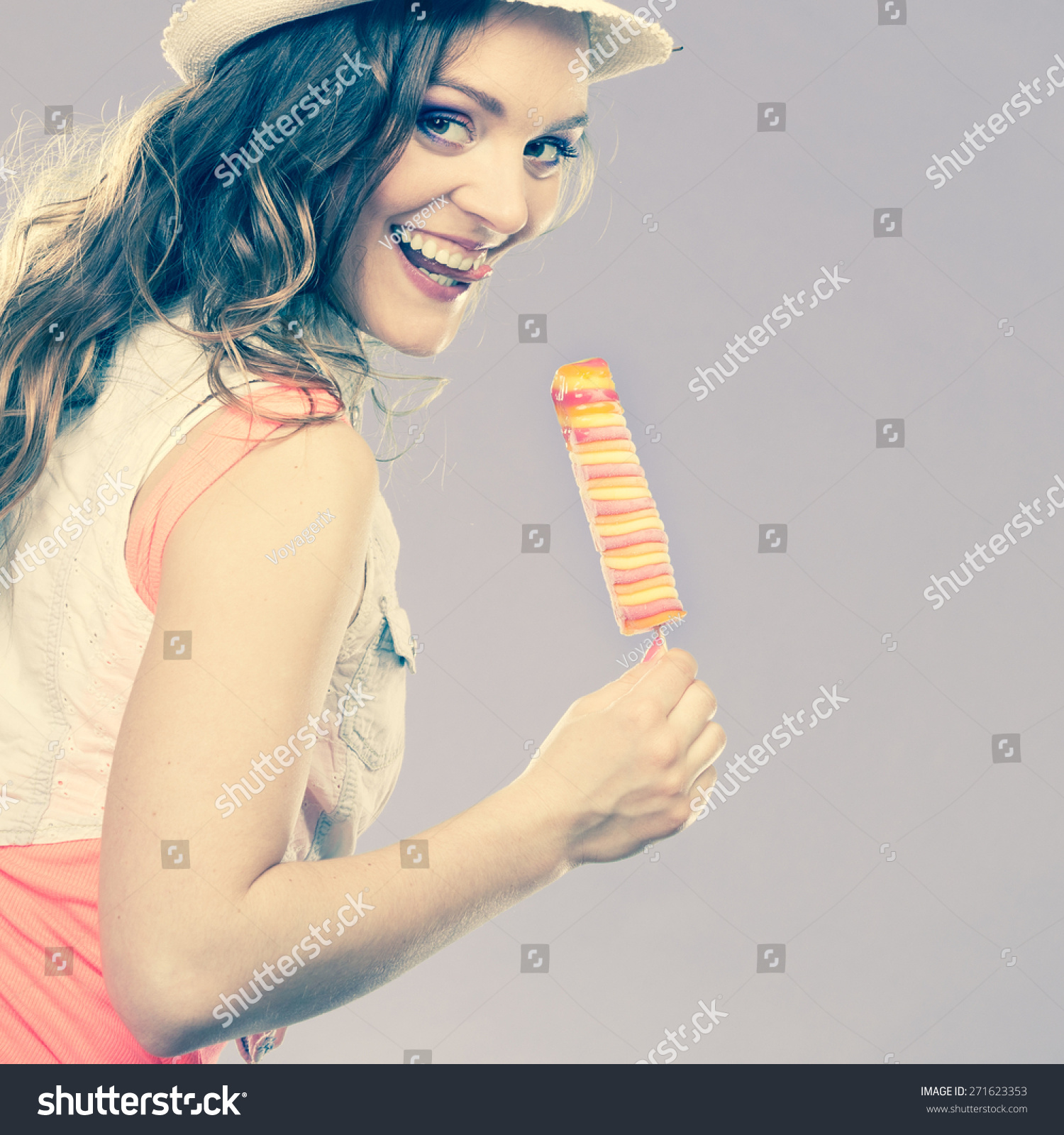 微笑的快乐的女人时尚女模特吃冰棒冰棍交叉过滤-食品及饮料,人物