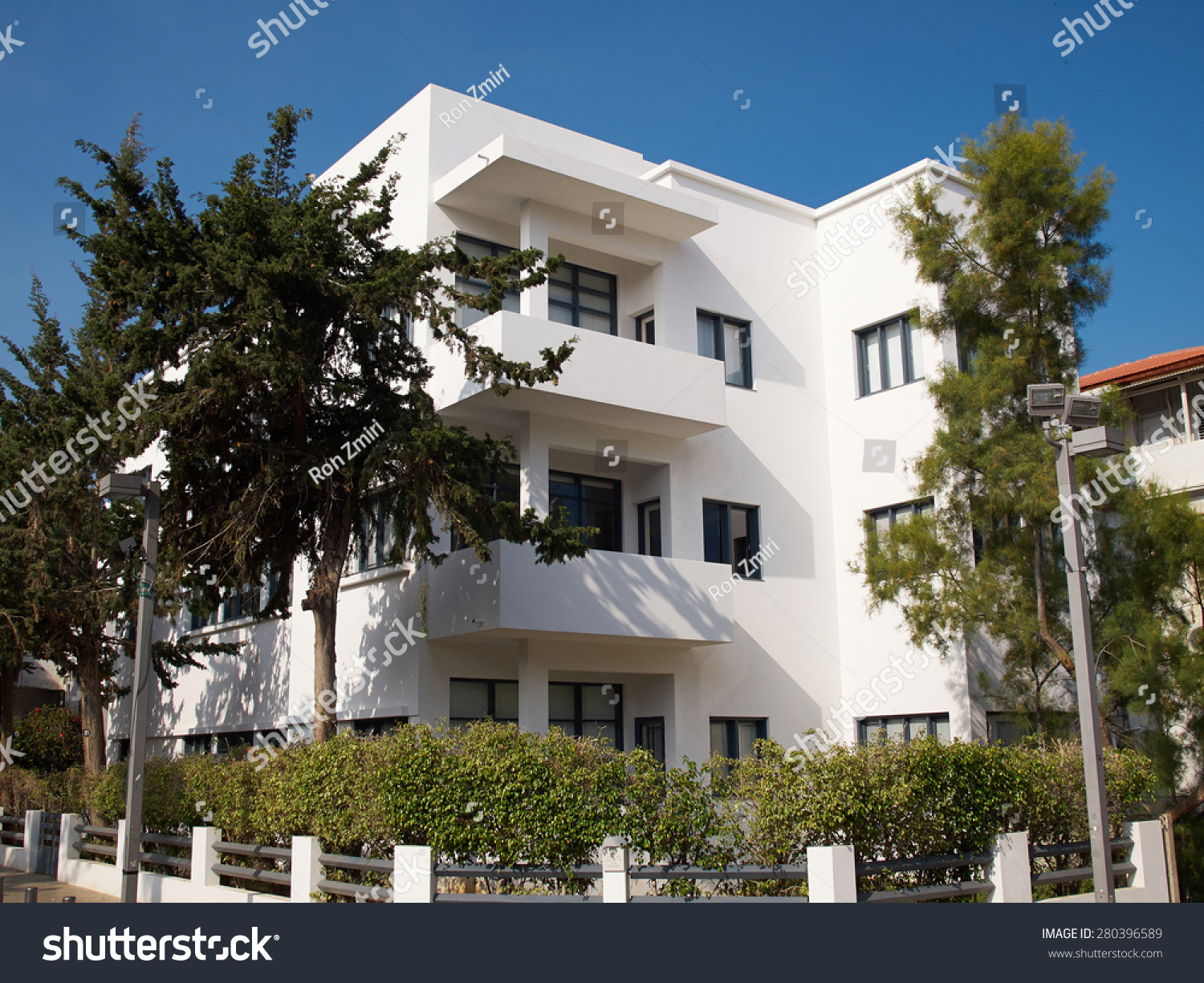 老房子在古典传统的包豪斯风格的白色城市以色列特拉维夫