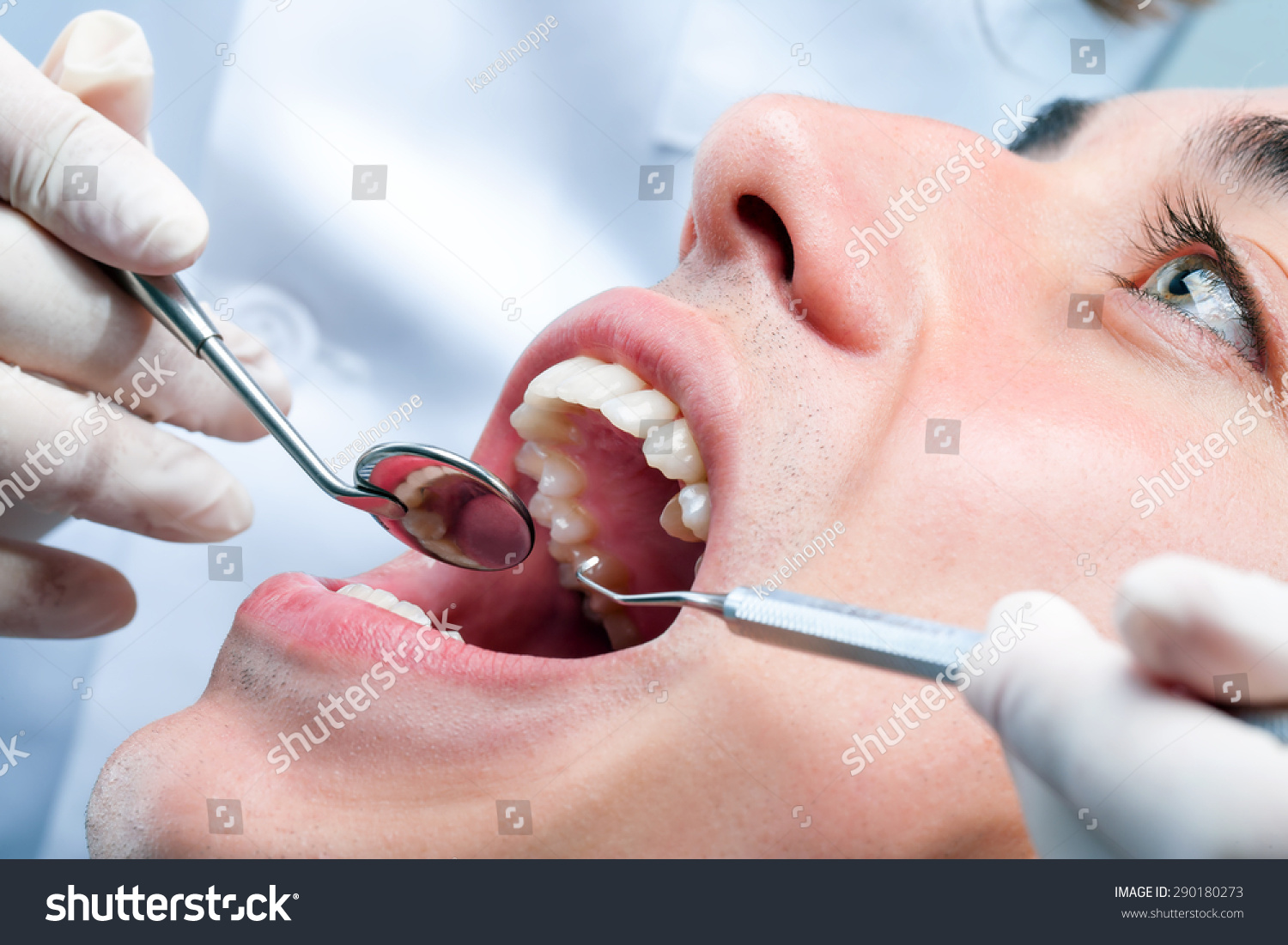 侧面的镜子张开嘴的嘴和牙齿斧.