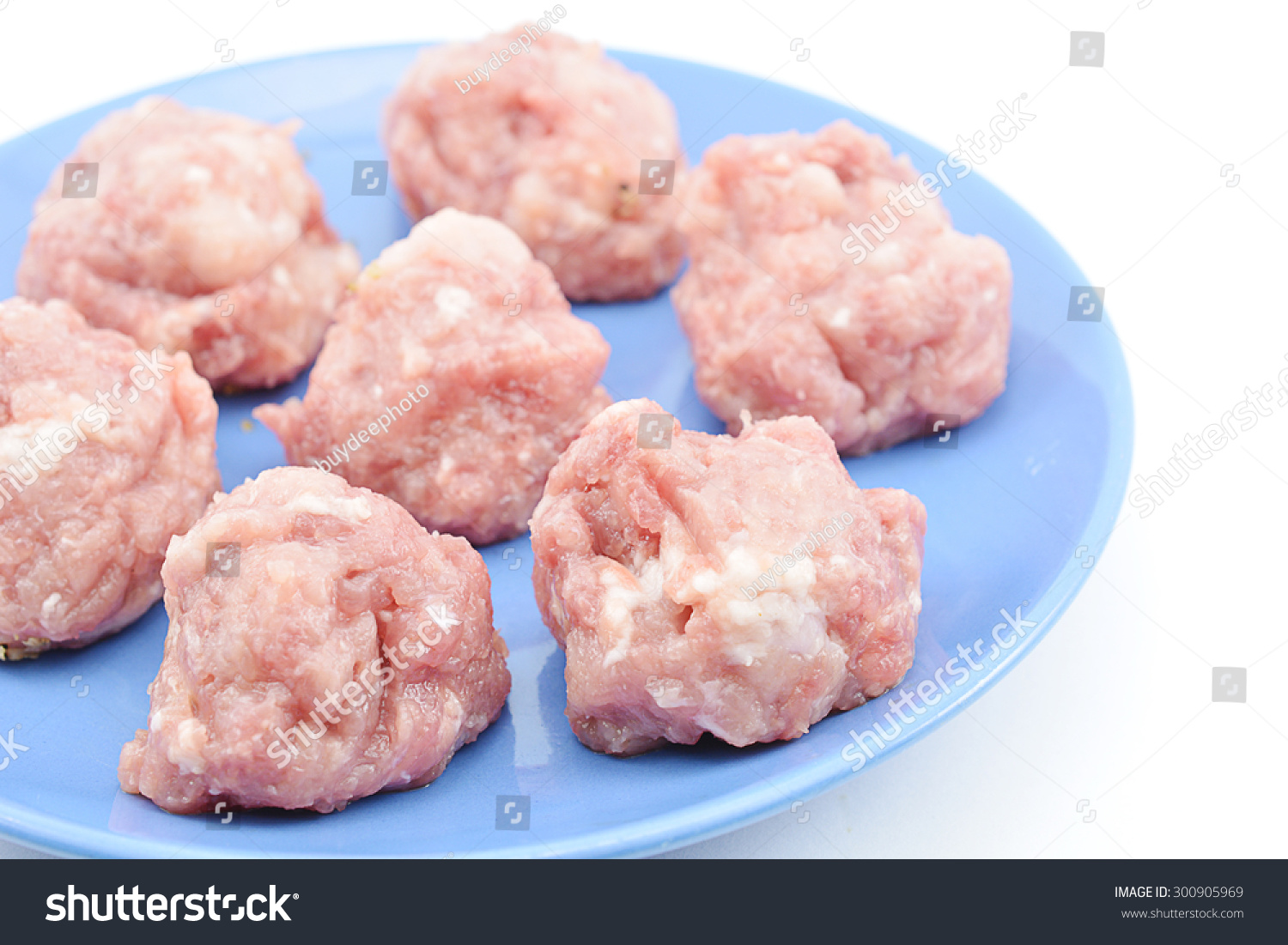 免治猪肉球在盘子里,猪肉煮汤或其他菜单-食品及饮料,物体-海洛创意