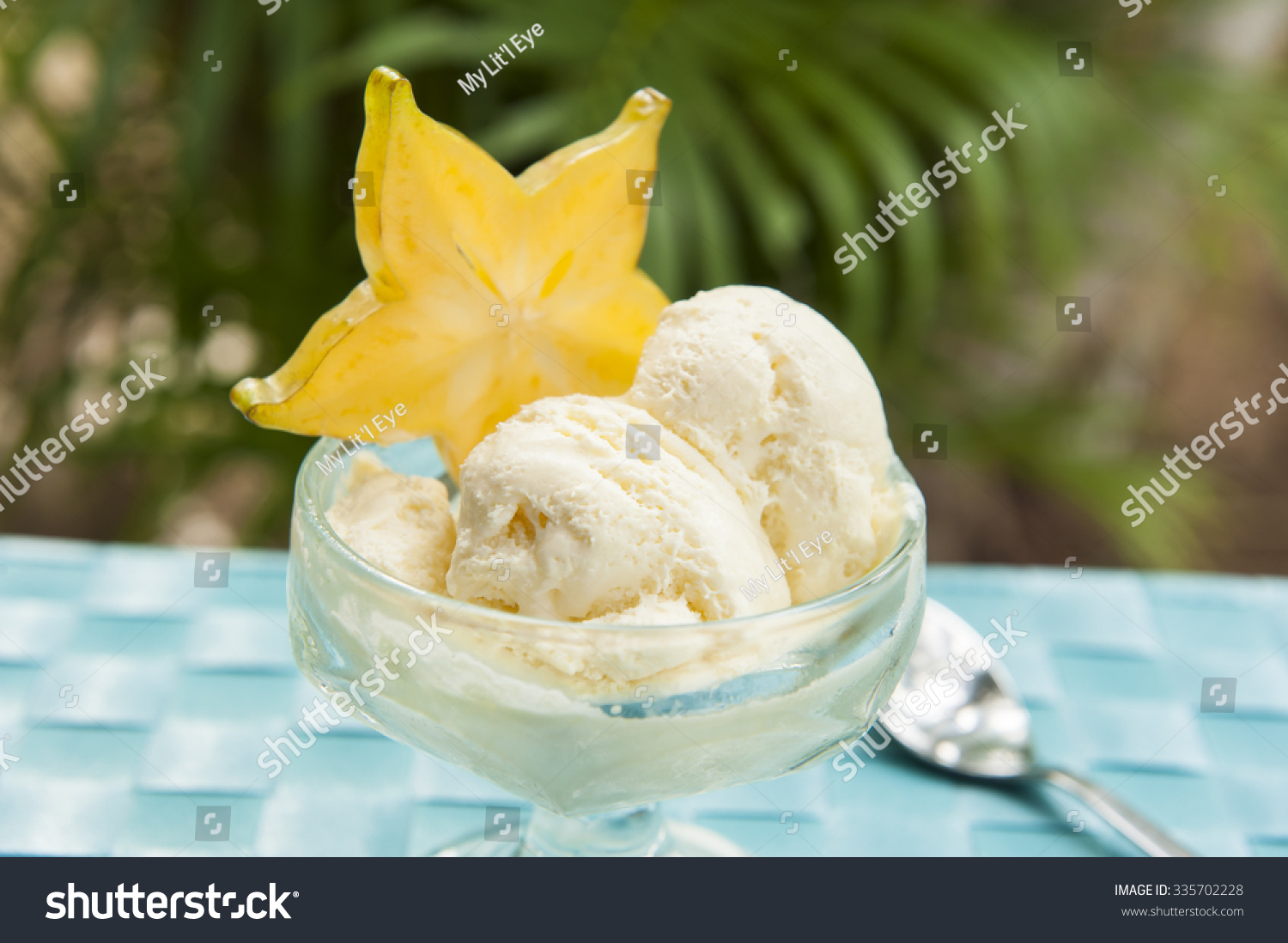 盘杨桃冰淇淋在户外用一片杨桃-食品及饮料,公园/户外-海洛创意(hello