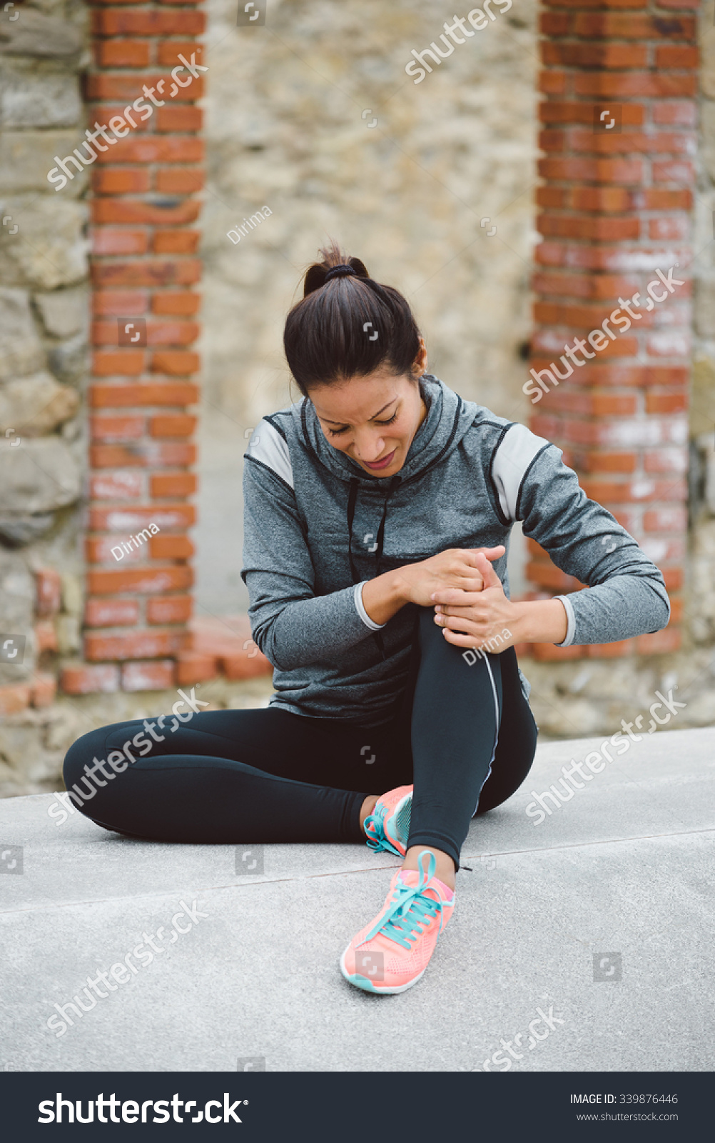 原標題 fitness woman suffering knee injury or kneecap pain